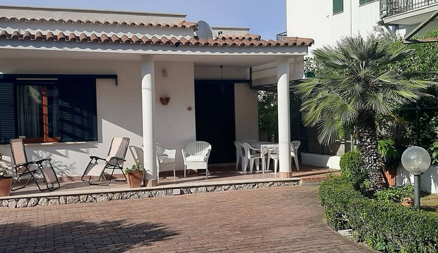 Charming independent villa with garden near the sea and near Rome