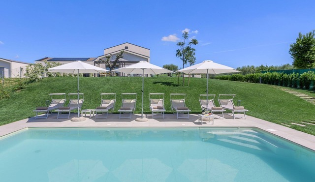 Charming modern villa with pool, just 15 minutes from the beaches of Civitanova Marche
