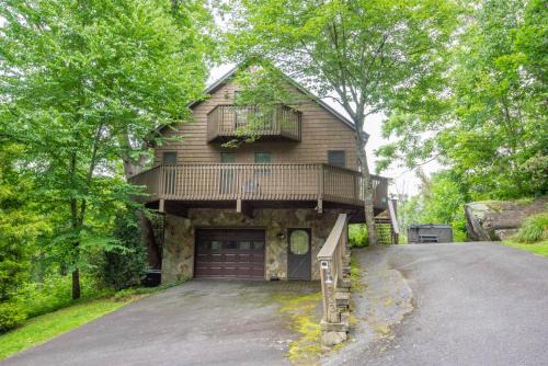 Charming Riverfront Cabin - Hot Tub Overlooking New River, Gas Fireplace