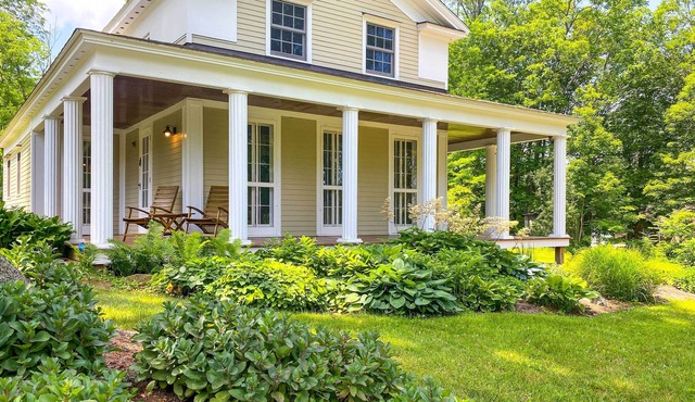 Charming Sharon Dwelling w/Deck & Fire Pit!