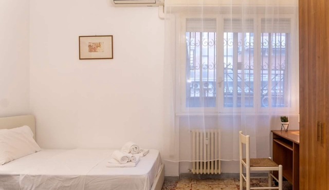 Charming studio in Roma with AC, WiFi, WASHING MACHINE for upto 3 person.