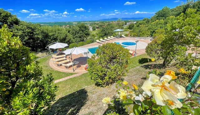 Charming villa in Umbria - sleeps 16 - lake view - Pool, jacuzzi and events room