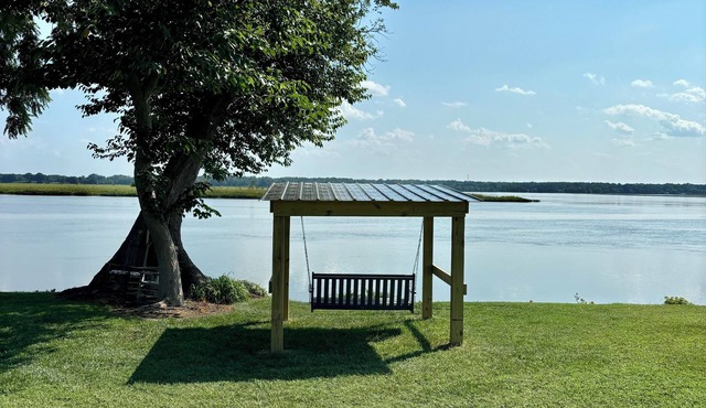Charming waterfront 1-bedroom cottage in lovely Colonial Beach with WiFi, AC