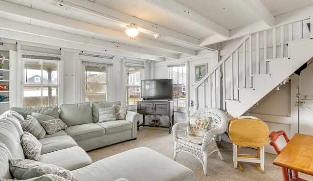 Charming Westbrook Cottage, Steps to Private Beach