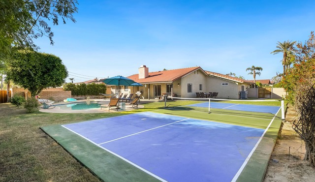 Cheerful villa with Pool, Spa, & Pickleball Court!
