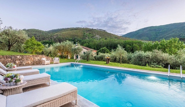 Citrus Charm Farmhouse, a Country Villa with Pool on the hills of Lucca