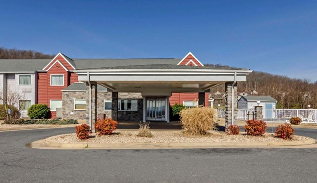 Clarion Pointe Staunton East