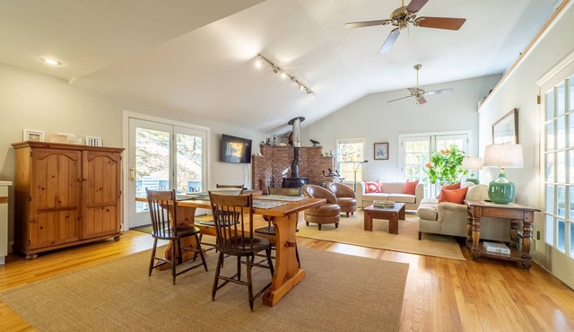 Clean & Bright 2 Bedroom Cottage shares 8 Acres