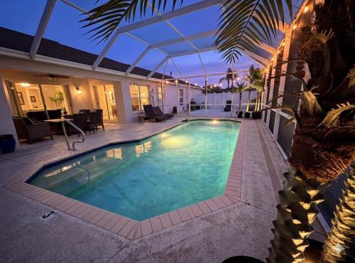 Coconut Courtyard, Tiki Hot Tub, Private Pool & Courtyard Retreat