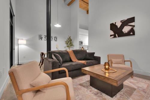 Comfortable 2BD Pool and Gym Near DT GVL