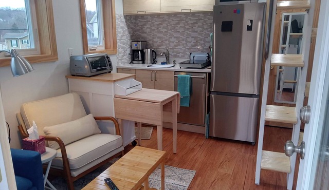 Comfortable, cozy tiny home in walkable city close to amenities w/sleep loft