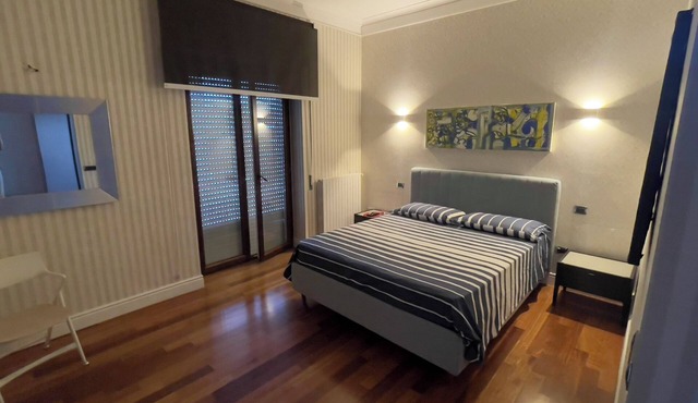 Comfortable stay in city center, stores, pedestrian island restaurants and bars.