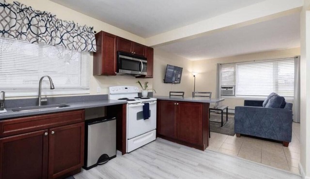 Comfy and Equipped for a Small Family - Webster Hill Suite1E