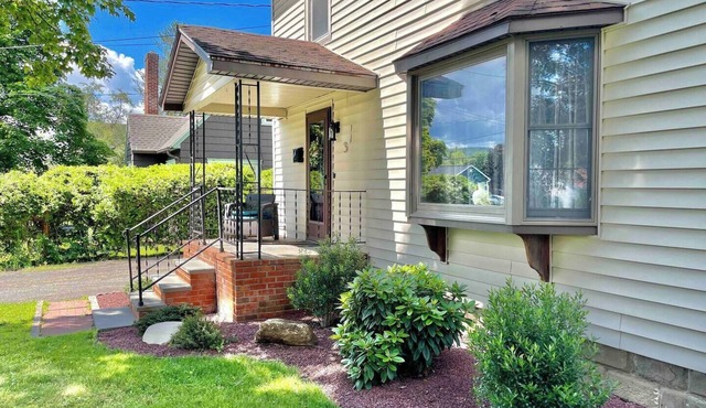 Comfy furnishings, nice yard, peaceful neighborhood