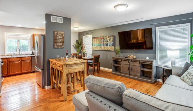 Comfy Suburb Home w/ King Beds by Arpt/Dwnt/UofR