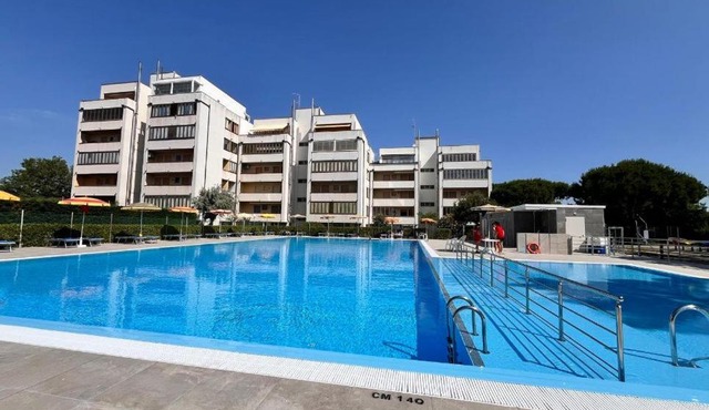 Complesso Mosaico NON FORNISCE BIANCHERIA DA LETTO,NON FORNISCE ASCIUGAMANI NON FORNISCE PRODOTTI IN GENERE, appartamenti arredati come da foto, Per il Check in Agenzia Ferro Viale Francesco Petrarca 391 lido Adriano Ra