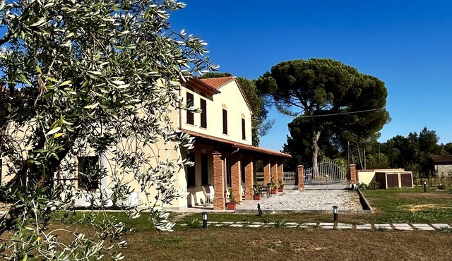 Corte Cristofano country house in the plain of Lucca on the Via Francigena