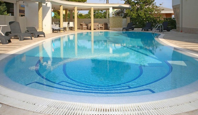Cosy apartment for 8 people with A/C, WIFI, pool, TV, balcony and pets allowed