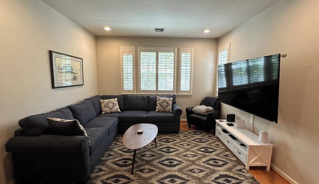 Cotati Station condo with Garage and A/C