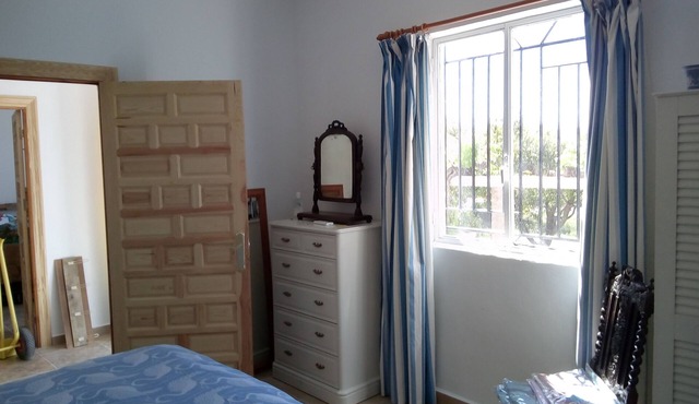Countryside comfort; amazing sunsets, pool, games room, air/con, wood stove.
