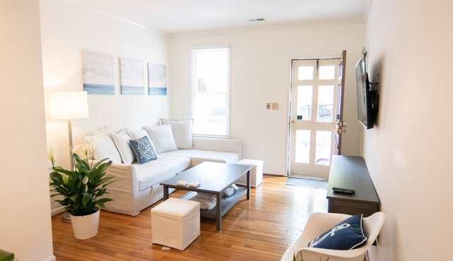 Cozy 2br home w/parking in downtown Annapolis