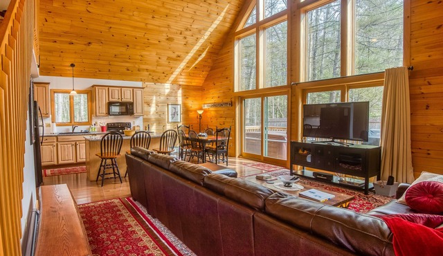 Cozy 5⭐️ log cabin w hot tub & fire pit. Fall foliage 🍁🍃🍂 midweek availability.