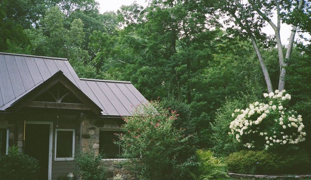 Cozy and private Connecticut cottage with Pond