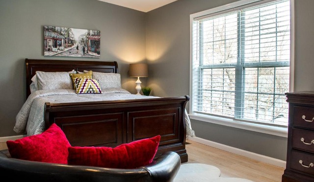 Cozy condo with yard and patio. Long-stay discount available
