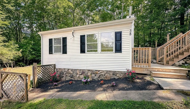 Cozy cottage with AC and lake access in charming Connecticut suburb.
