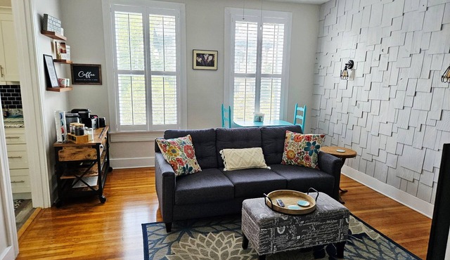 Cozy hideaway on Mason Row Main St. New Albany 10 minutes to downtown Louisville
