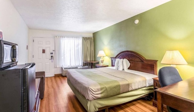 Cozy Pet-Friendly Room w/Nearby Dining Options