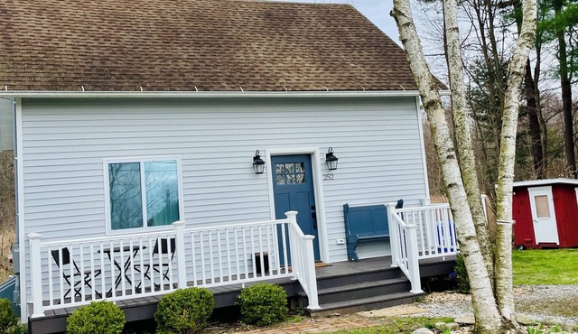 Cozy remodeled cottage. Close to town, vineyards, restaurants, and farms.
