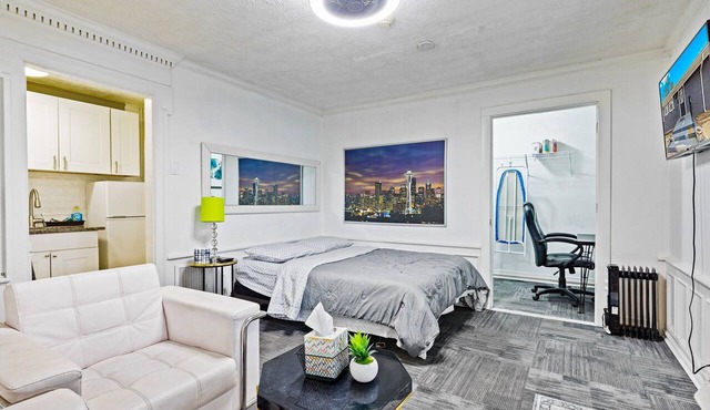 Cozy Studio Apartment - Close To It All!