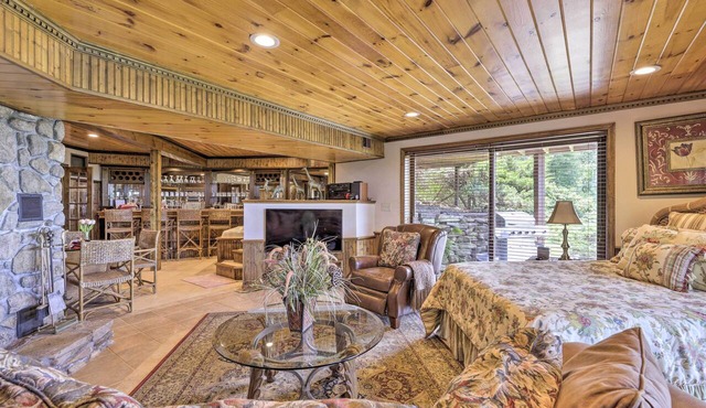 Cozy Studio: Indoor Hot Tub & Inground Pool Access