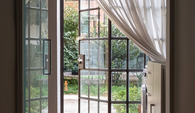 Cozy vacation home with a garden, just steps away from the sea.Pet-friendly.