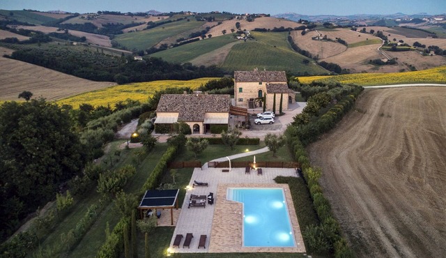 Crepuscolo flat in farmhouse with swimming pool, in the Marche hills