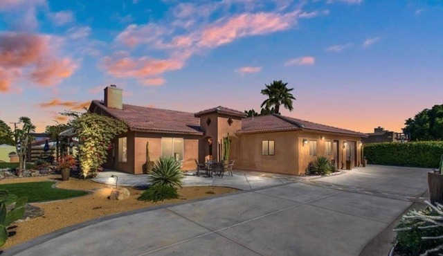 Desert Oasis- 5 bedroom Private Pool and Spa