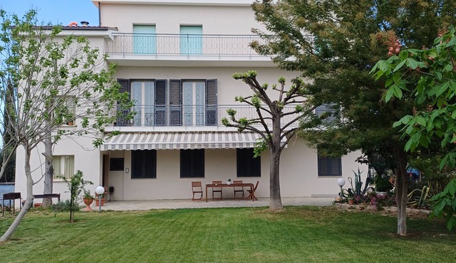 Detached apartment in a very quiet area, with garden available