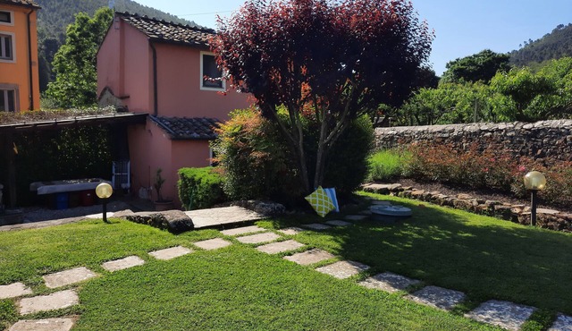 Detached house for 4 people in the green Tuscan hills 7 km from Lucca