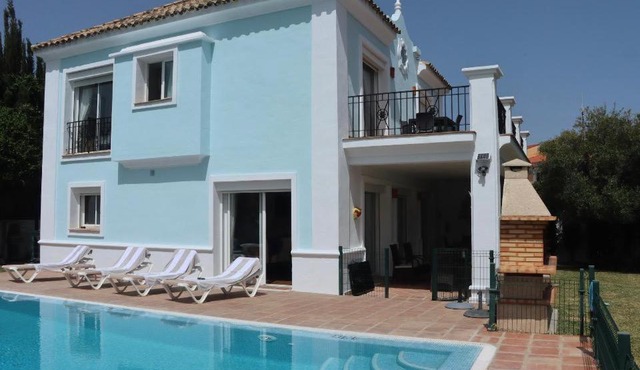 Detached Villa 4 bed Duquesa with Private infinity pool close to port and beach