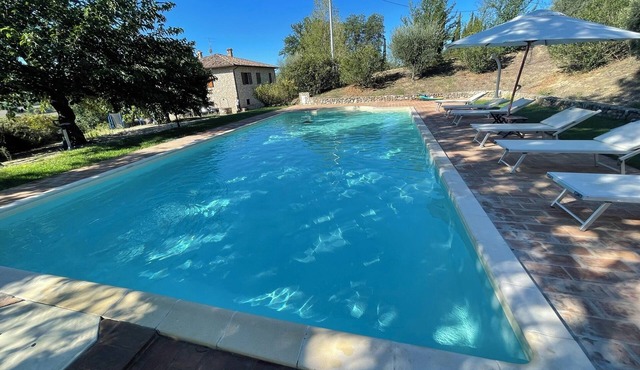 Detached villa - sleeps 10 - pool - pergola - playground for children - wifi