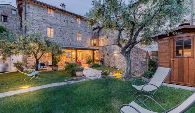 Dimora delle Camelie, a traditional stylish stone farmhouse with garden on the hills of Compitese between Lucca and Pisa