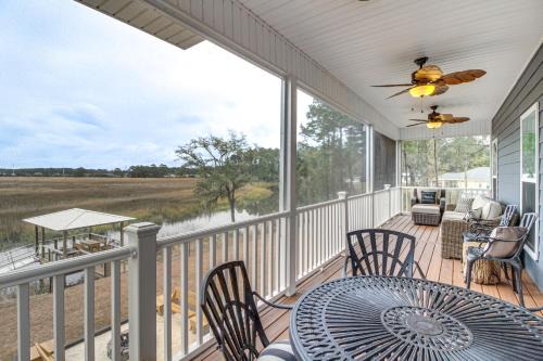 Dock & Fire Pit: Waterfront Midway Retreat!