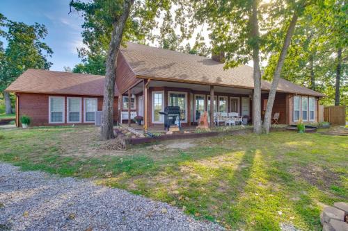 Dock, Views & Grill: Spacious Grand Lake Lodge