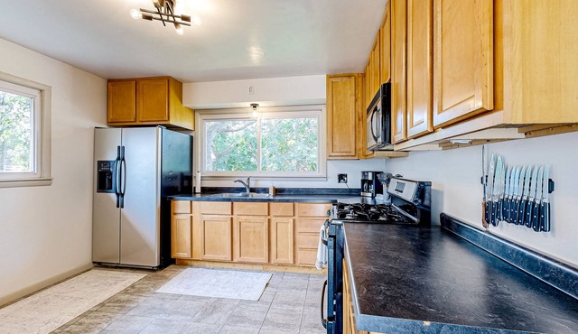 Dog-friendly home with yard - near Indiana Dunes NP & walk to the beach