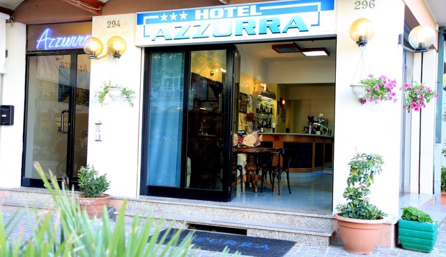 Double room with private bathroom, marina center near the sea