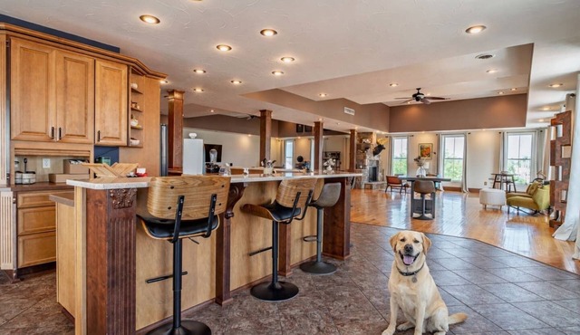 Downtown 2 Story Loft w/6bdrms-walk to everything!