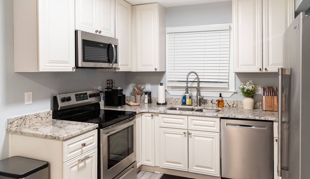 Downtown CLT, 4 BD/3BTH, Fenced Yard, Free Parking