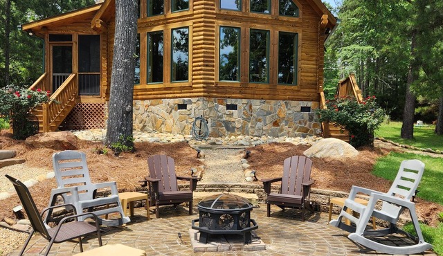 DREHER DREAMS CABIN-LAKEFRONT- + FISHING, KAYAKS,PADDLEBOARDS, 7 BEDS SLEEPS 9!
