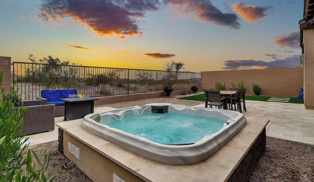 EAZY AZ Modern 2 bedroom townhouse on the 8th fairway of Estrella Mountain Ranch